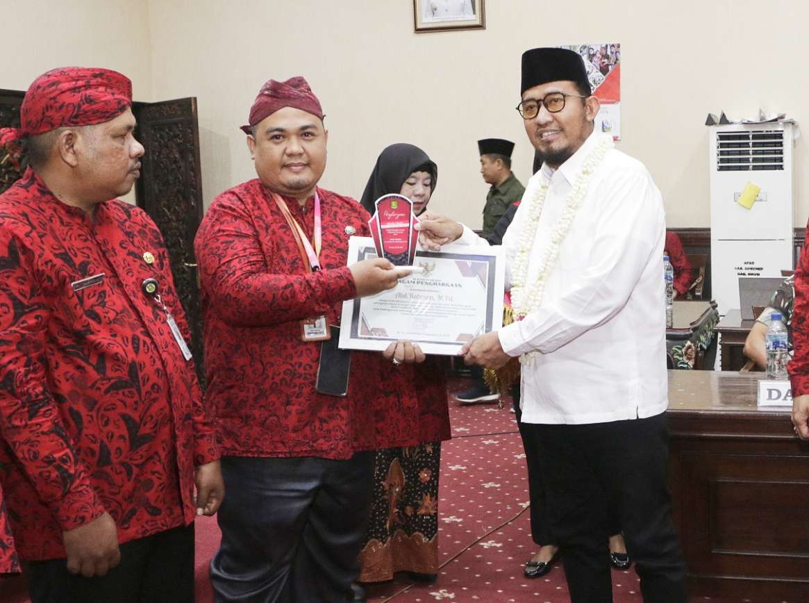 Bupati Sumenep Achmad Fauzi Wongsojudo Memberikan Lukisan Caver Kepada Penggiat Literasi Pendidikan Abd Rahman, SPd Tandai Launching Karya Buku We Love Sumenep, Jum'at (28/06/2024(