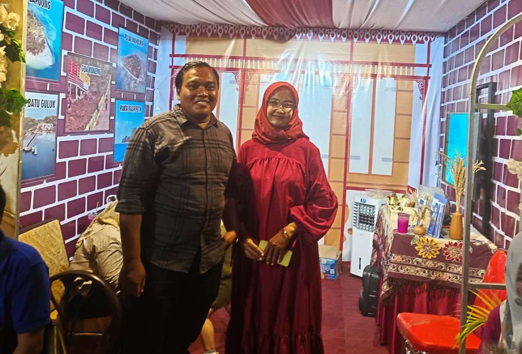 Camat Arjasa Aynizar Sukma Bersama Istri di Stand Kecamatan Arjasa