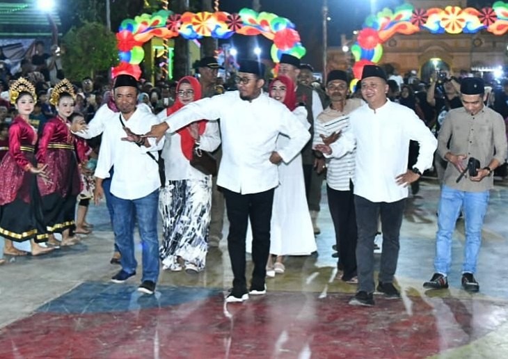 Bupati Sumenep Achmad Fauzi Wongsojudo Saat Menari Tarian Flashmob Bersama Anak Muda di Peringatan BBK