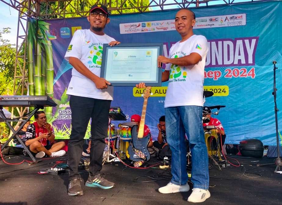 Bupati Achmad Fauzi Wongsojudo Bersama PLN UP3 Pamekasan Fahmi Fahresi di Acara Madura EV Sunday Gathering