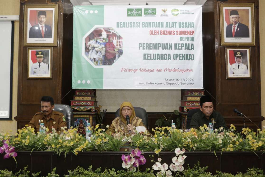 Wabup Sumenep Hj Dewi Khalifah SH MH MPdi Saat Memberikan Sambutan di Acara Realisasi Bantuan Alat Usaha kepada PEKKA di Aula Bapedda, Selasa (09/07/2024)