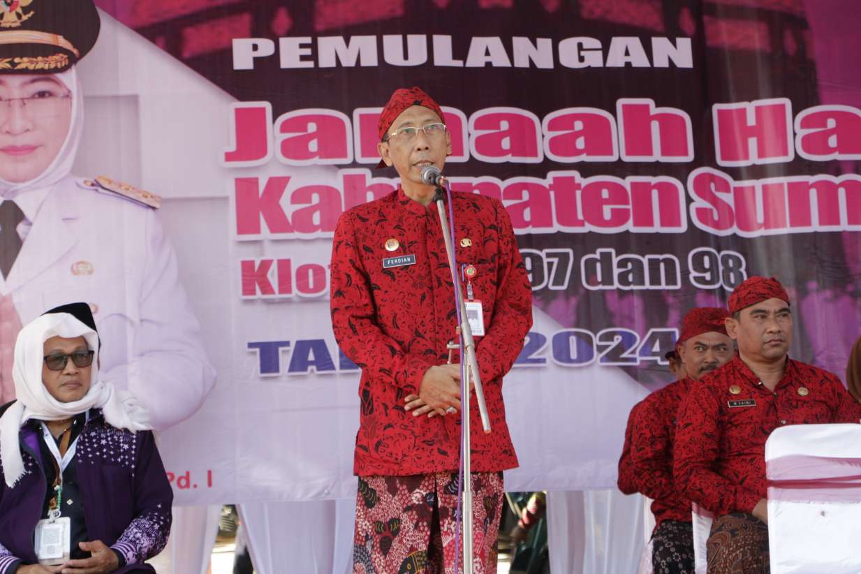 Asisten III Setdakab Sumenep Ferdiansyah Tetrajaya, SH, MH saat Menyambut Kedatangan Jamaah Haji Sumenep dan Membacakan Sambutan Bupati Sumenep Achmad Fauzi Wongsojudo SH MH