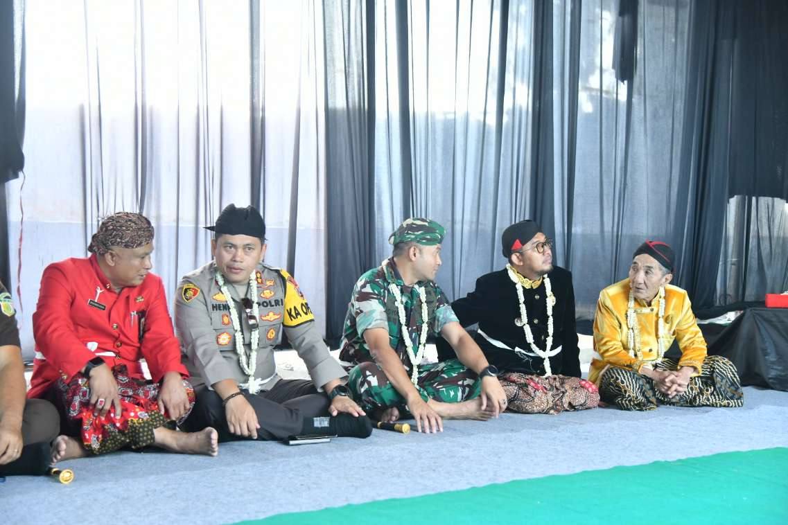 Kapolres Sumenep AKBP Henri Noveri Santoso, SH, SIK, MM Saat Menghadiri Prosesi Jamasan Keris di Desa Aeng Tong-Tong Kecamatan Saronggi, Senin (15/07/2024)