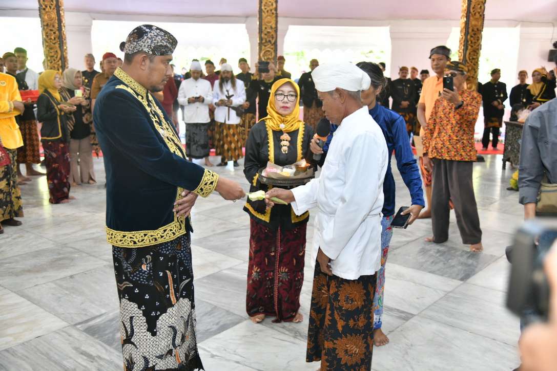 Bupati Sumenep Dr. H. Achmad Fauzi Wongsojudo, SH, MH Saat Menerima Pusaka Keraton Sumenep di Pendopo Agung Keraton Sumenep, Selasa (16/07/2024)
