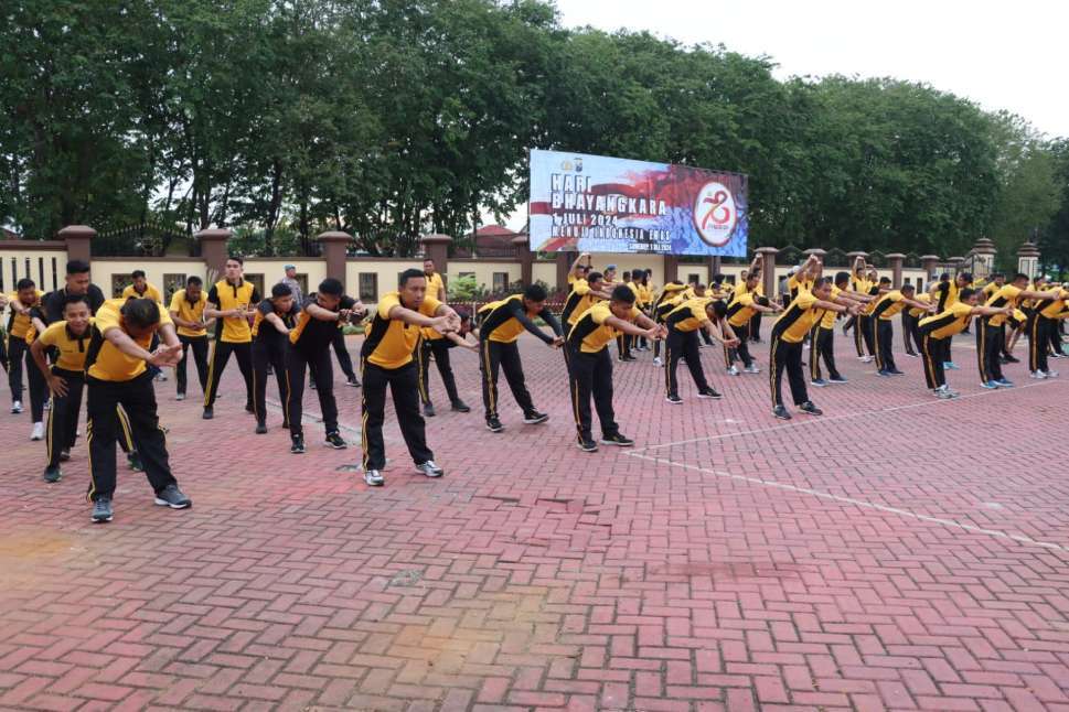 Kapolres Sumenep Ajak Anggota Berolahraga Bersama dan Jalan Sehat
