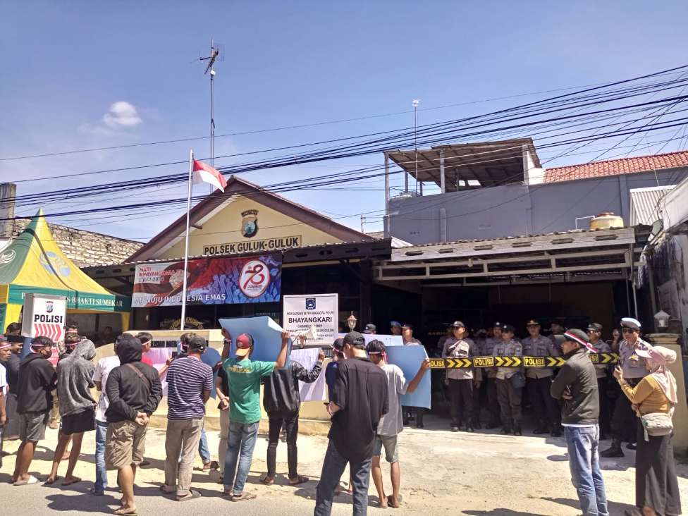 Suasana Pengamanan Polres Sumenep Back Polsek Guluk-Guluk Aksi Unras Sumenep Forum di Mako Polsek Guluk-Guluk, Kamis (10/07/2023)