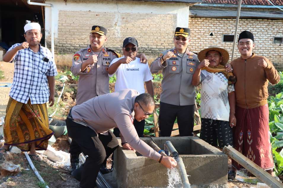 Dukung Peningkatan Ekonomi Petani, Kapolres Sumenep Tanam Tembakau Bersama Masyarakat di Desa Guluk-Guluk