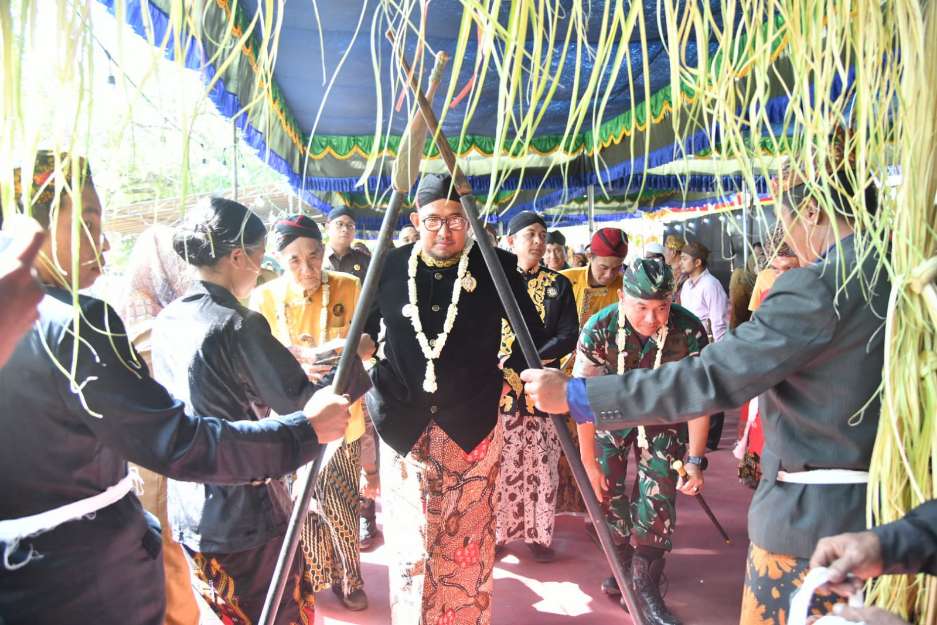 Bupati Sumenep Dr. H
 Achmad Fauzi Wongsojudo, SH, MH Saat Menghadiri Penjamasan Keris di Desa Aeng Tong-Tong Kecamatan Saronggi Kabupaten Sumenep, Senin (15/07/2024)