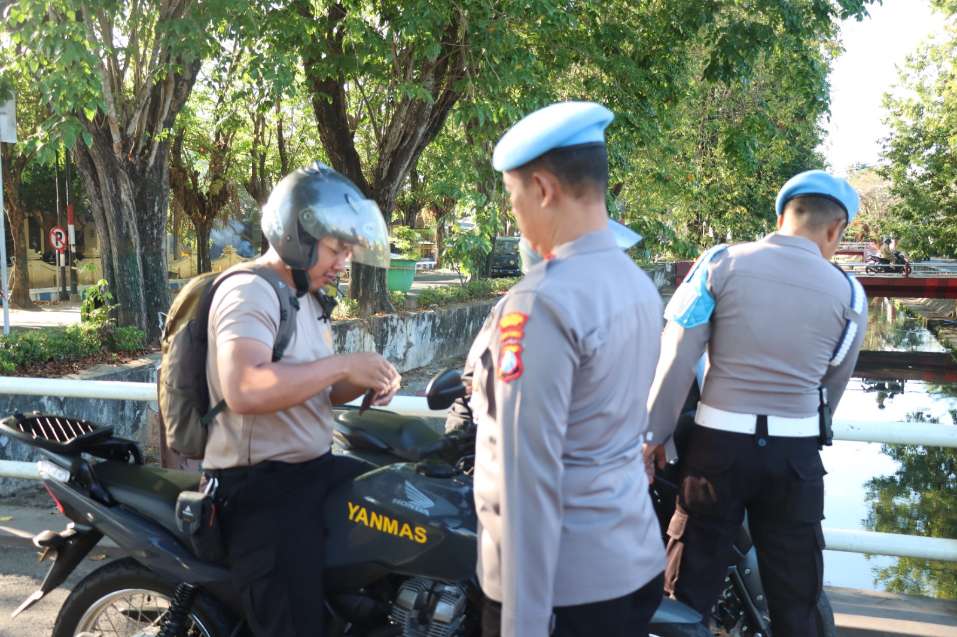 Suasana Gaktiplin Personil Polres Sumenep Oleh Kasi Propam IPTU Muhajirin SH, Selasa (16/07/2024)