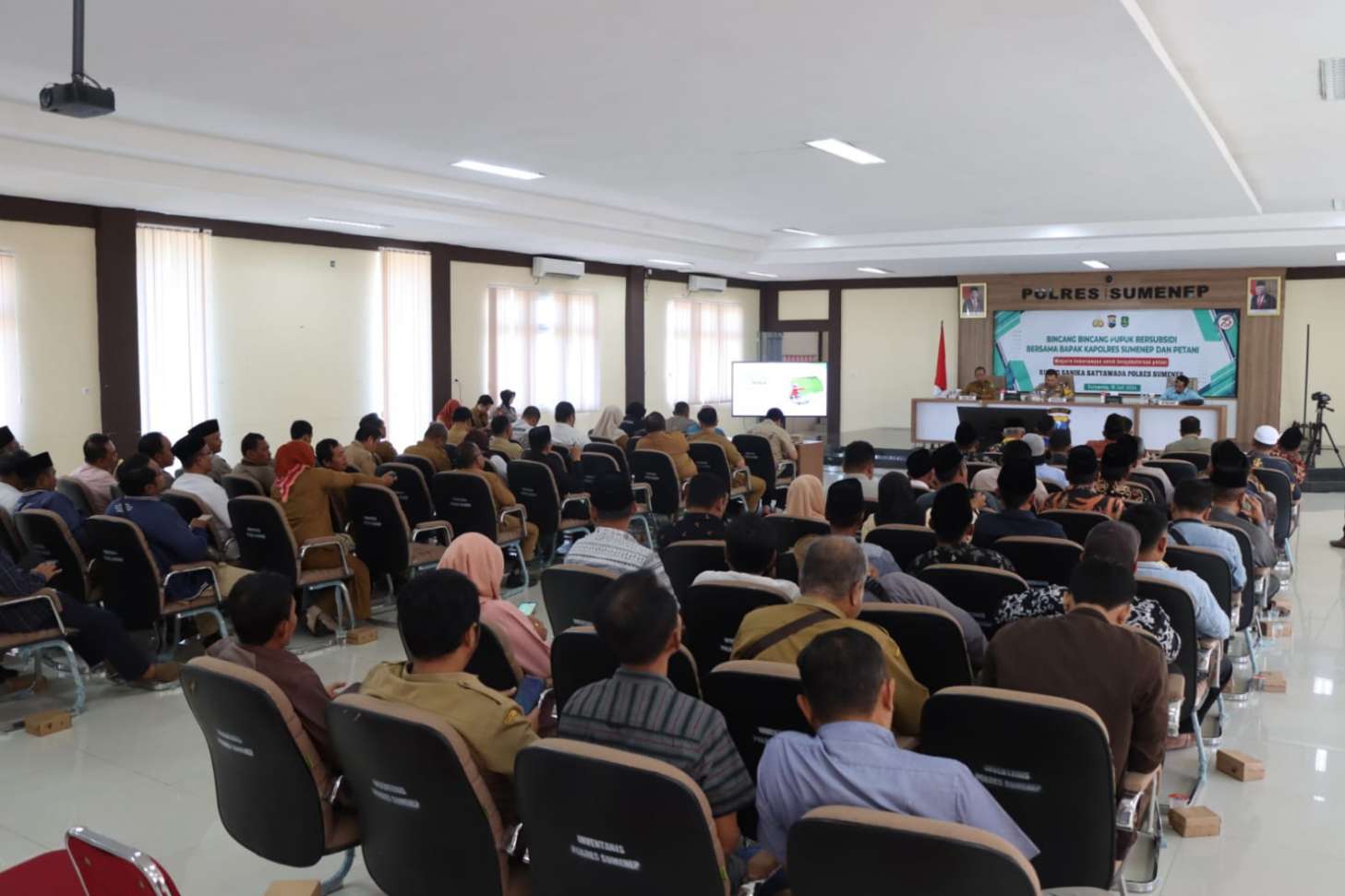 Suasana Bincang-Bincang Yang Digelar Polres Sumenep Bersama Petani terkait Pupuk Bersubsidi, Selasa (16/07/2024)