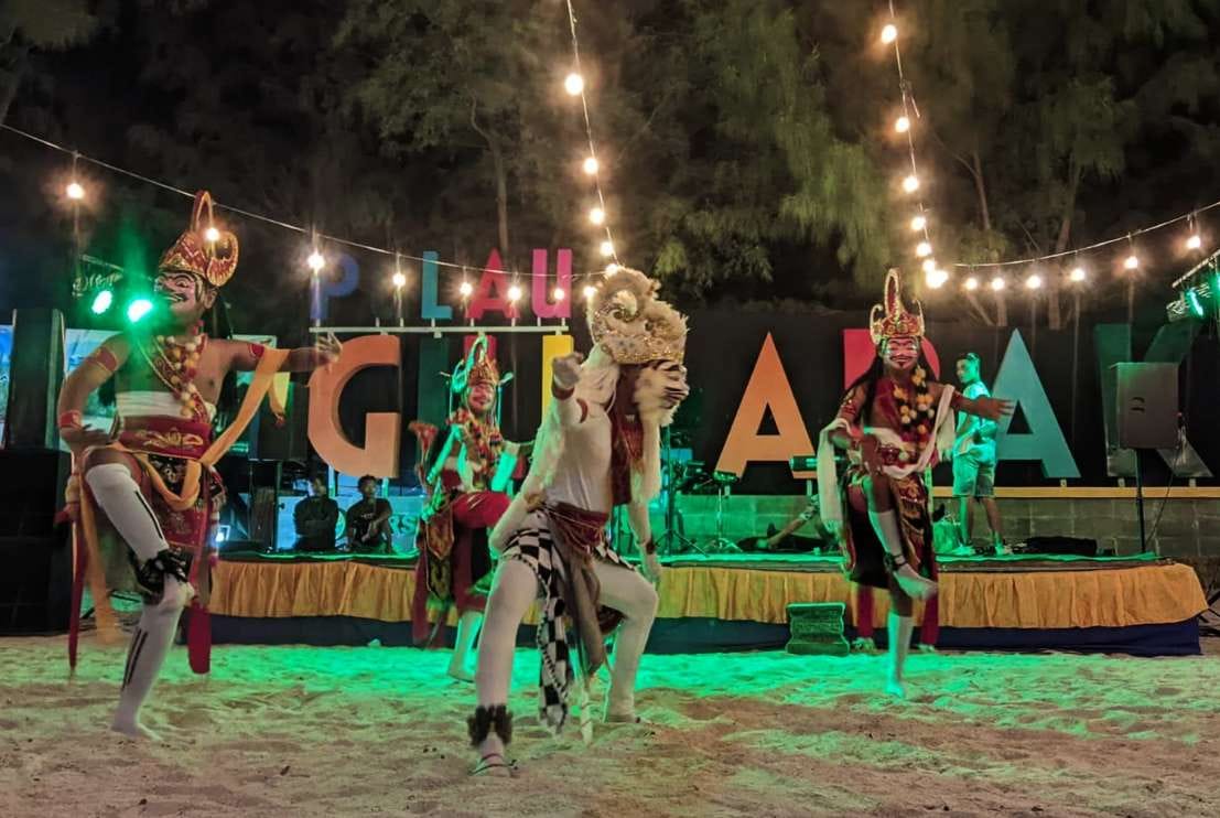 Tarian Topeng Warnai Malam Puncak Traveling Let's Get Los At Gili Labak, Surga Harta Karun Yang Tersembunyi