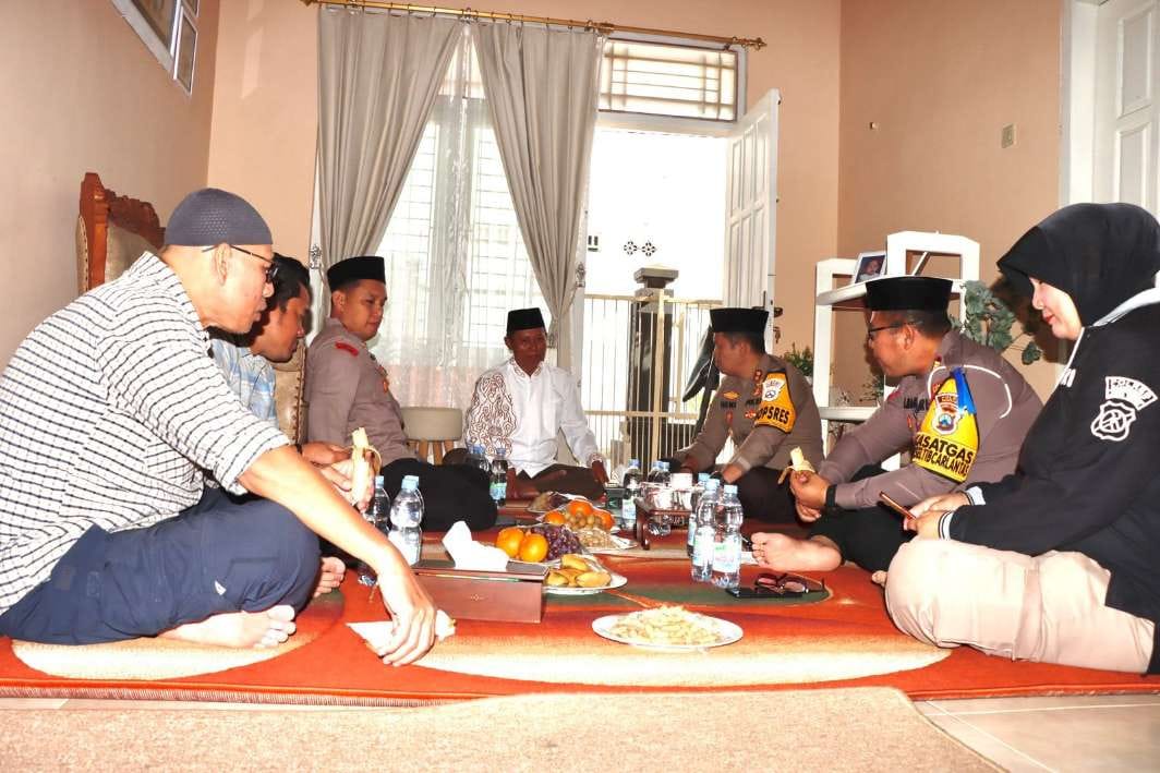 Suasana Silaturahmi Kapolres Sumenep Beserta PJU Saat Berkunjung ke Ketua LDII Sumenep, KH. Musaheri SPd, MPd. Minggu (21/07/2024).