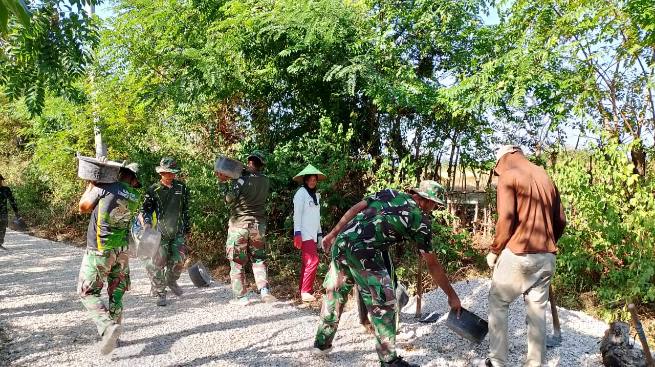 Anggota Satgas TMMD Ke 121 Kompak dalam Angkut Material Batu Kerikil, Sabtu (27/07/2024)