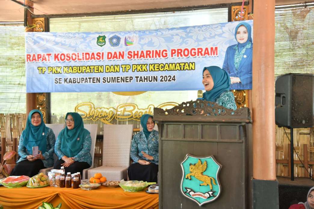 Ketua TP PKK Kabupaten Sumenep, Nia Kurnia Fauzi Saat Memberikan Sambutan di Acara Rapat Konsolidasi dan Sharing Bersama TP PKK Kecamatan se-kabupaten Sumenep di Resto Pantai Slopeng Kecamatan Dasuk, Senin (29/07/2024)