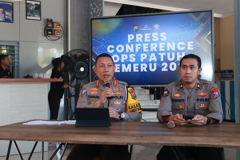 Dirlantas Polda Jatim Kombes Pol Komarudin Saat Memberikan Konferensi Pers, Selasa (30/07/2024)