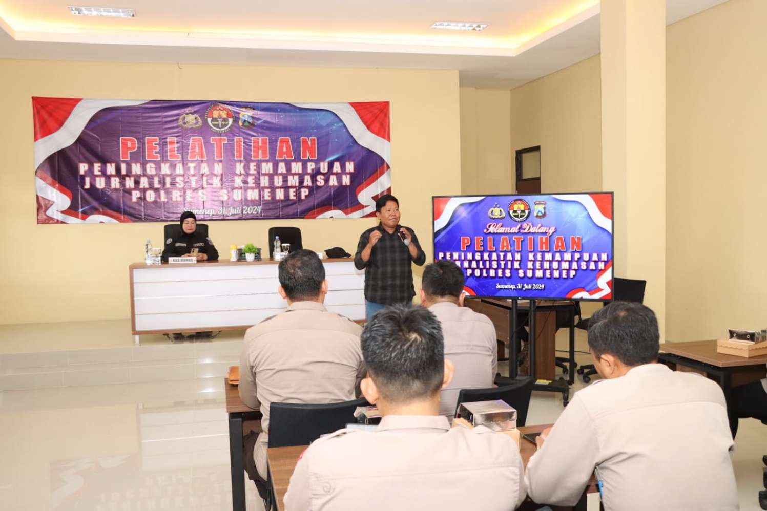Norkholis Jurnalis Kompas TV Saat Didapuk Pemateri di Acara Pelatihan Jurnalistik di Polres Sumenep, Rabu (31/07/2024)