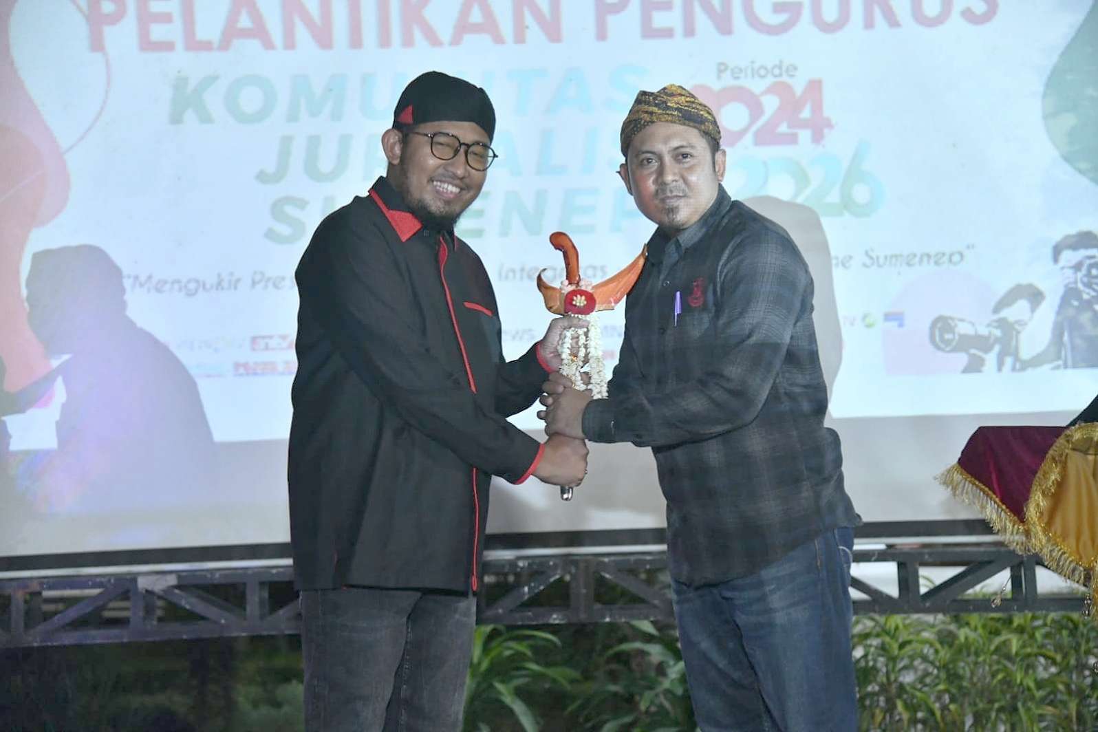 Bupati Sumenep Achmad Fauzi Wongsojudo SH MH Menyerahkan Keris Kepada Ketua KJS dilantik M. Hariri Tandai Peluncuran MEC 2024 Bertempat di Taman Andhap Asor Pendopo Keraton Sumenep, Senin (01/07/2024) malam