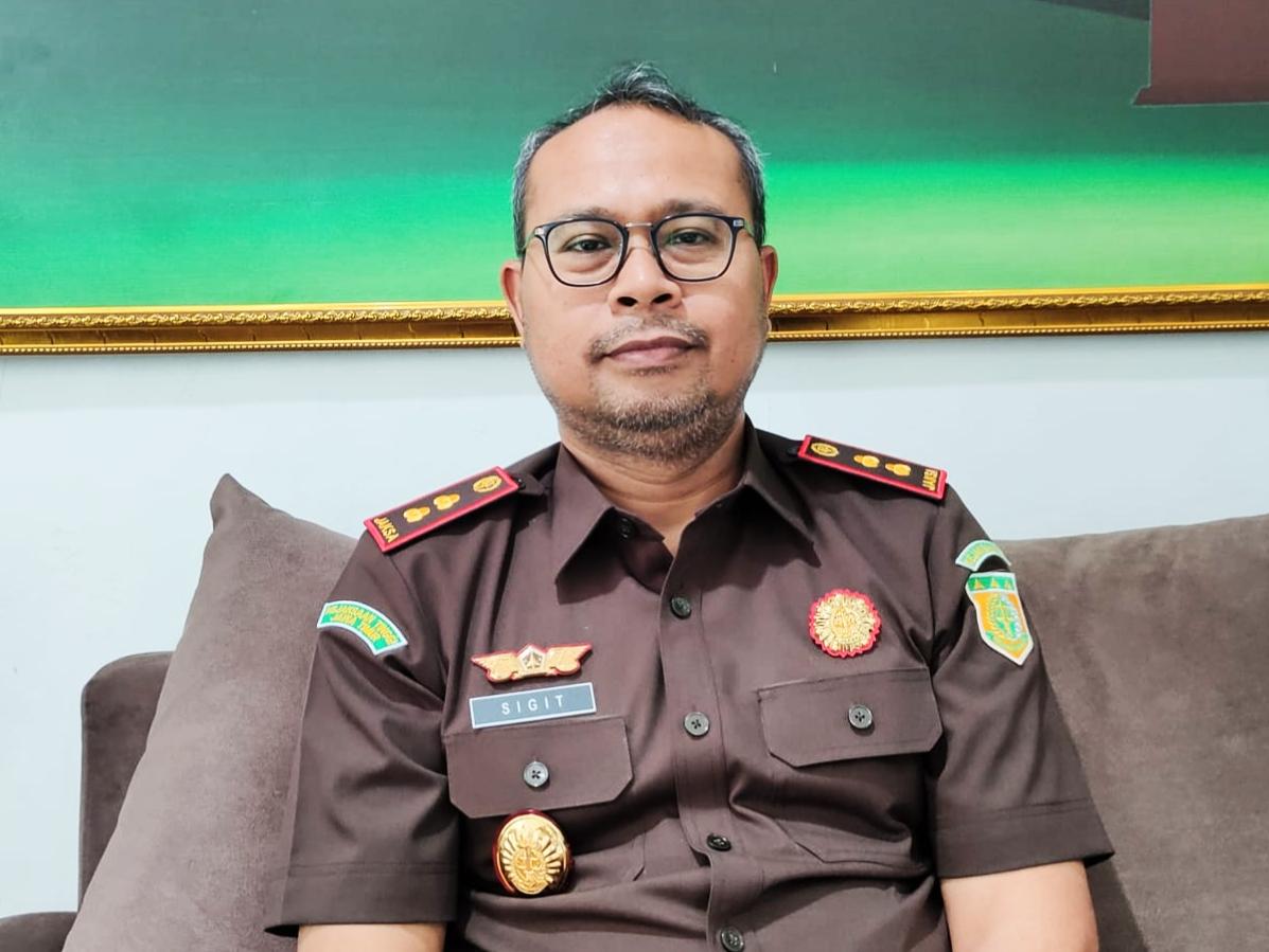 Kajari Sumenep, Sigit Waseso, SH, MH Saat Diwawancarai Sejumlah Awak Media, Selasa (02/07/2024)