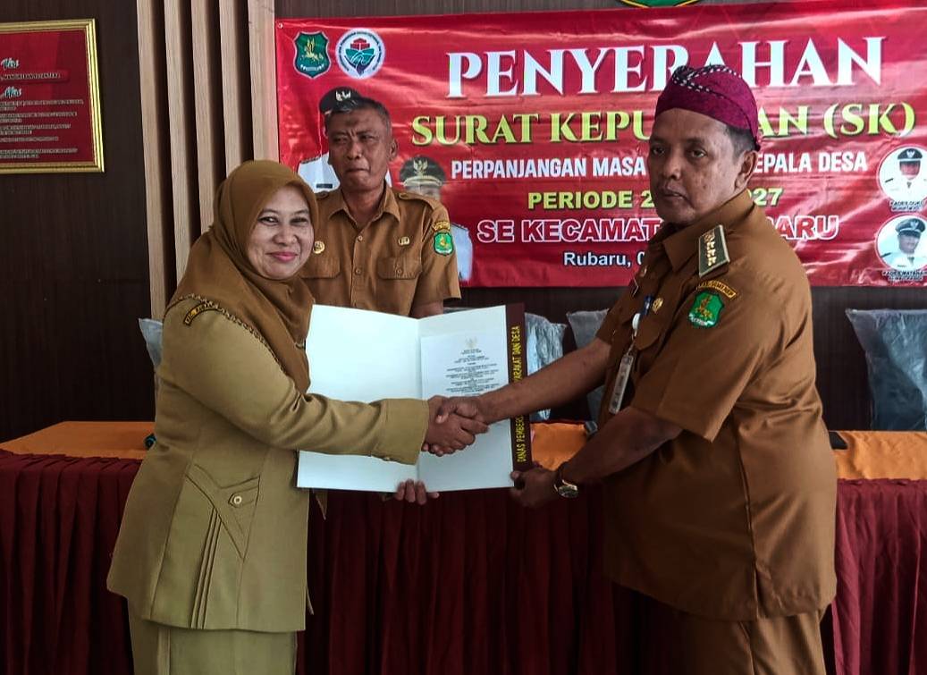 Camat Rubaru Tabrani didampingi Sekcam Rubaru Saat Memberikan SK Perpanjangan Masa Jabatan 9 Kades di Kecamatan Rubaru di Pendopo Kecamatan Rubaru, Rabu (03/07/2024)