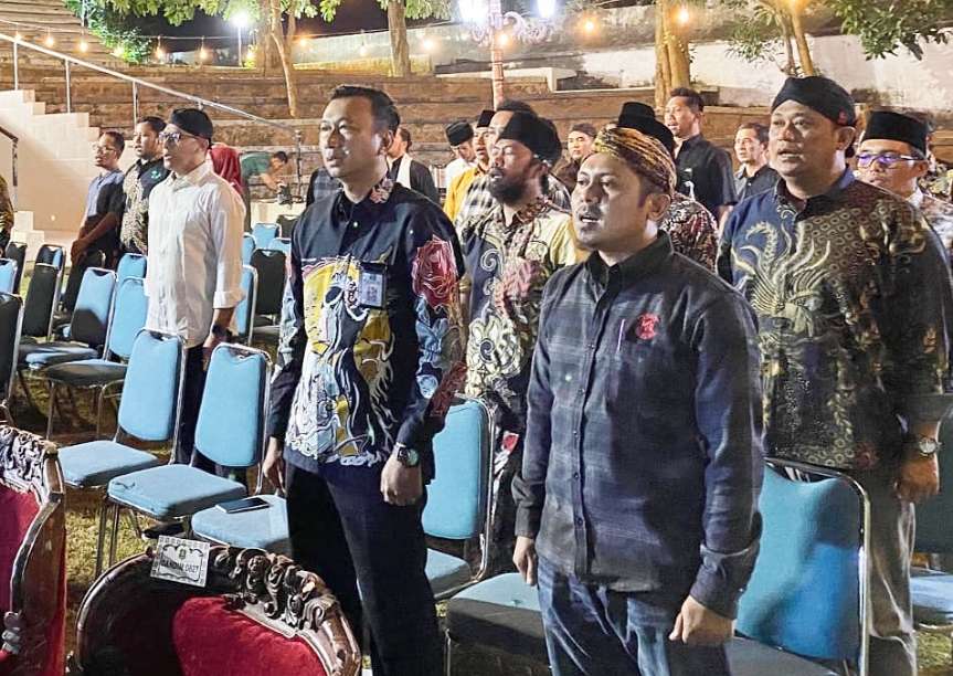 Kasubsi Pengelolaan Data Rutan Sumenep Agus Heri Iswanto, SH mewakili Karutan Sumenep saat Menghadiri Pelantikan dan Pengukuran Komunitas Jurnalis Sumenep KJS di Pendopo Agung Keraton Sumenep, Senin (01/07/2024) malam