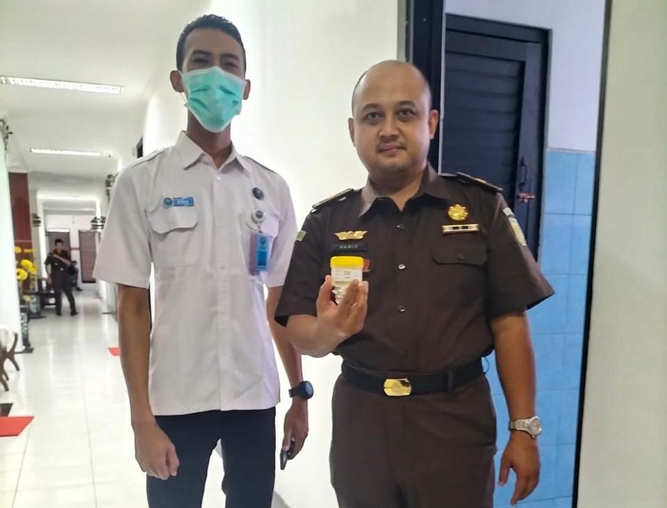 Kasi Intelijen Kejari Sumenep, Moch Indra Subrata Saat Melakukan Tes Urine di Dampingi Petugas Dari BNNK Sumenep, Rabu (03/07/2024)