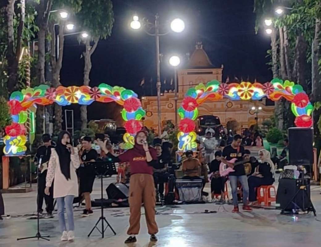 Suasana Live Music di Acara Panggung Kreasi Anak Negeri di Taman Adipura Kota Sumenep, Sabtu (06/07/2024) malam
