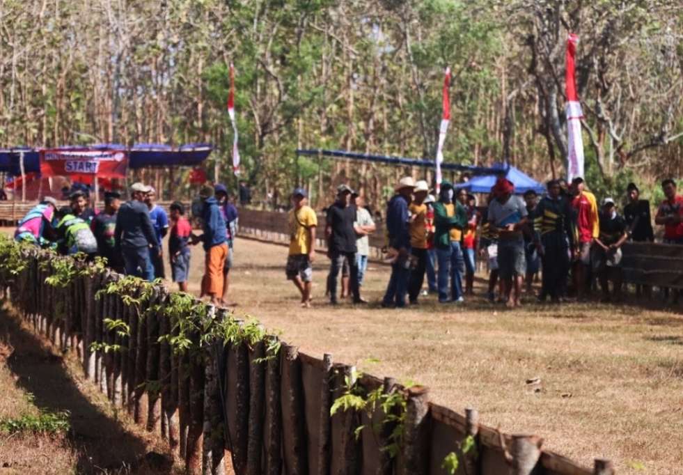 Masih Dalam Rangkaian HUT Bhayangkara ke-78 Polres Sumenep Menggelar Lomba Kerapan Kambing Piala Kapolres Sumenep di Lapangan Desa Langsar Kecamatan Saronggi Kabupaten Sumenep, Minggu (07/07/2024)