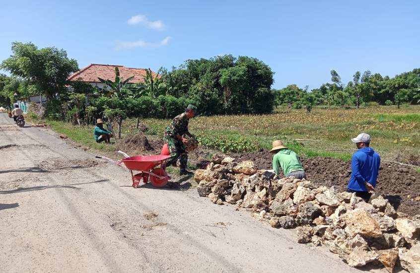Babinsa Raas Gotong Royong Membantu Pembuatan Gorong-gorong Saluran Air, Minggu (07/07/2024)