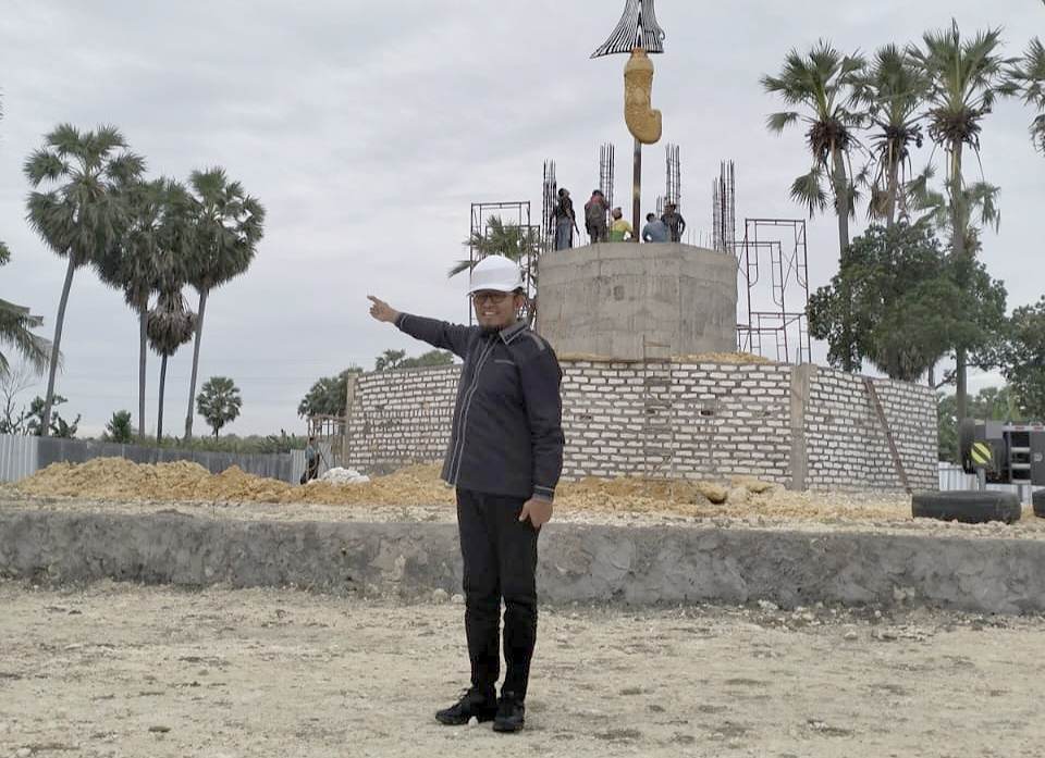 Bupati Sumenep Achmad Fauzi Wongsojudo Saat Meninjau Pemasangan Tugu Keris di Desa Sendang, Kecamatan Pragaan, Kabupaten Sumenep, Senin (08/07/2024)
