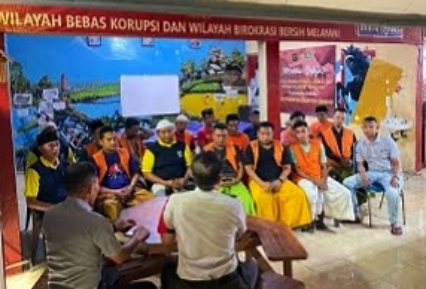Kasubsi Pelayanan Tahanan Rutan Kelas IIB Sumenep Teguh Saat Memberikan Arahan Kepada WBP Rutan Sumenep Terkait Kebersihan Hunian Kamar, Selasa (09/08/2024)