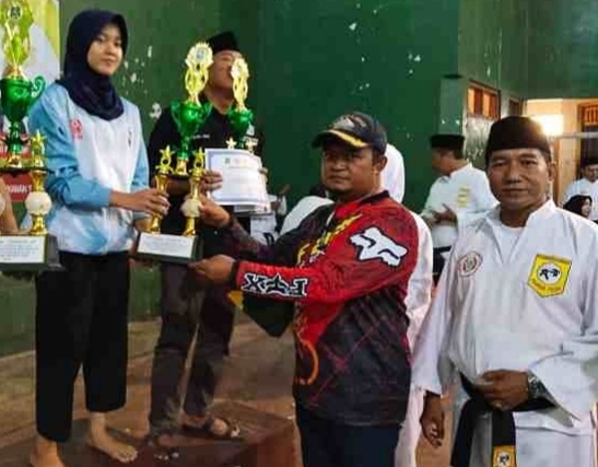 Ketua PSN Perisai Putih Sumenep Saat Mendampingi Ketua IPSI Sumenep di Acara Penyerahan Hadiah Kejuaran Pencak Silat PSN Perisai Putih