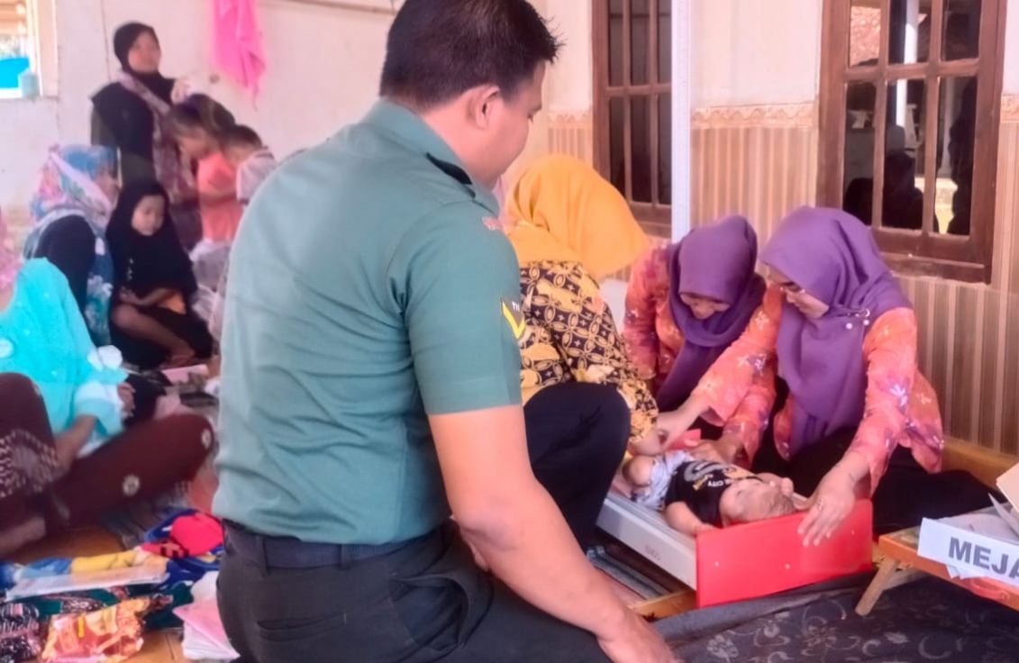 Dampingi Bidan Desa, Babinsa Pasongsongan Ikut Serta Cegah Stunting Lewat Posyandu Balita, Jum'at (12/07/2024)