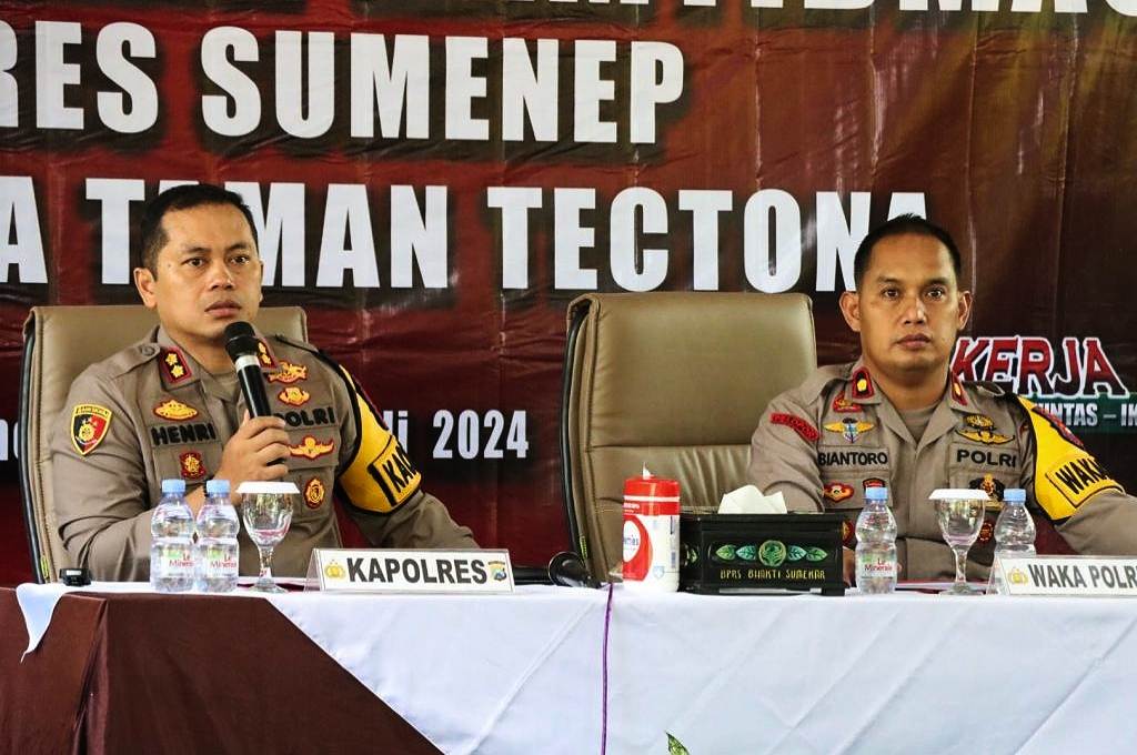 Kapolres Sumenep AKBP Henri Noveri Santoso, SH, SIK, MM Didampingi Wakapolres Kompol Trie Sis Biantoro, SPd, SIK, MH.