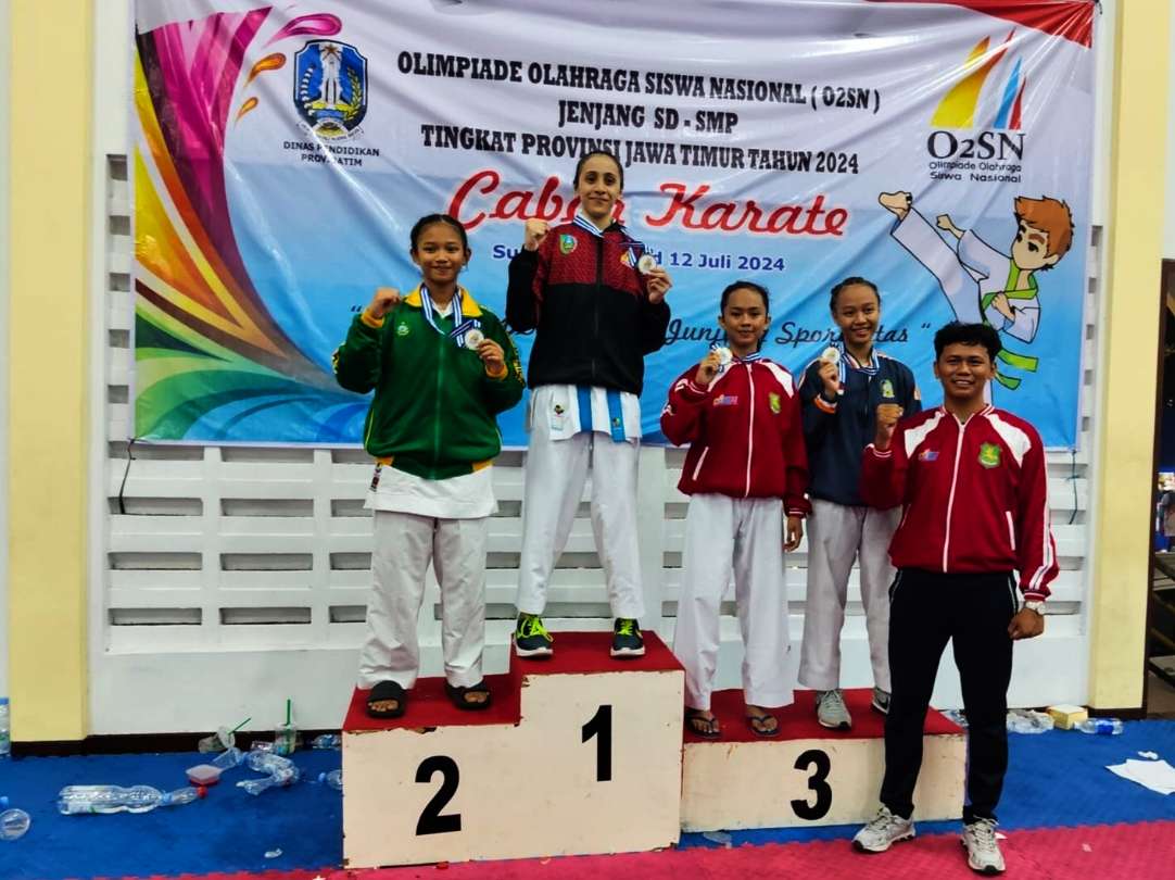 Atlet INKAI Sumenep Reza Prisesa dan Adelia Islamiyah Saat Menerima Medali Pada Kejuaraan INKAI O2SN Tingkat Provinsi Jawa Timur