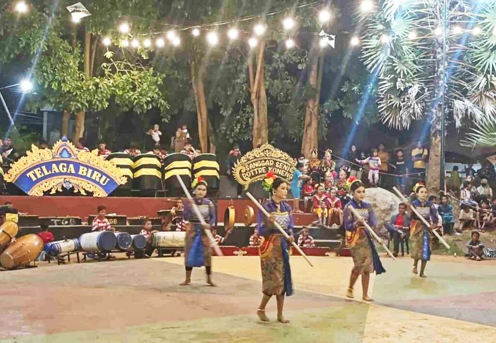 Suasana Penampilan Pentas Seni Memukau Para Pengunjuk di Taman Tajamara Desa Kolor Sumenep, Sabtu (13/07/2024) Malam 