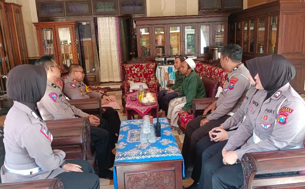 Suasana Sosialisasi Satlantas Polres Sumenep di Pondok Pesantren Mathaliul Anwar Desa Pangarangan Kecamatan Kota Sumenep, Senin (15/07/2024)