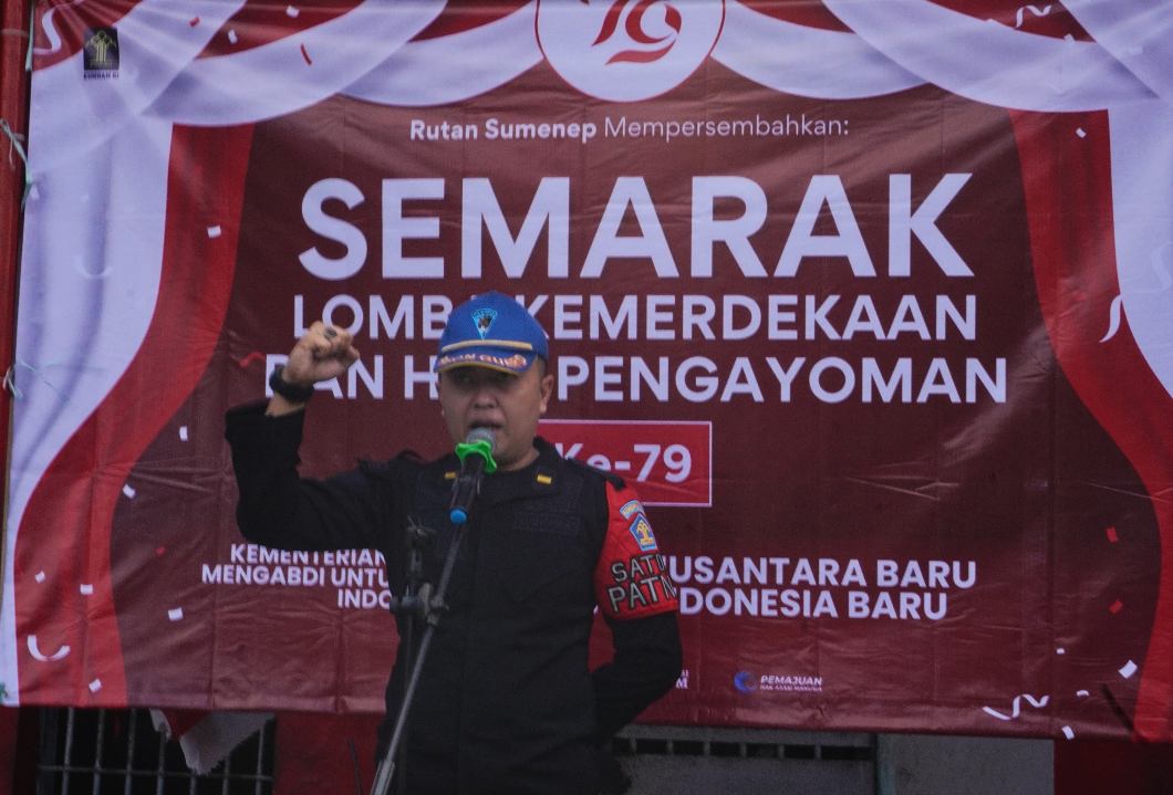 Kepala Sub Seksi Pelayanan Tahanan Rutan Kelas IIB Sumenep, Teguh SH Saat Membuka Serangkaian Lomba-lomba dalam Rangka Memperingati HUT Kemerdekaan RI dan Hari Pengayoman ke-79, Kamis (18/07/2024)