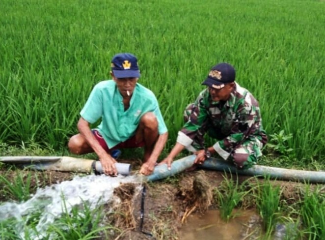 Babinsa Koramil 07/Guluk Guluk Bantu Petani Aliri Sawah