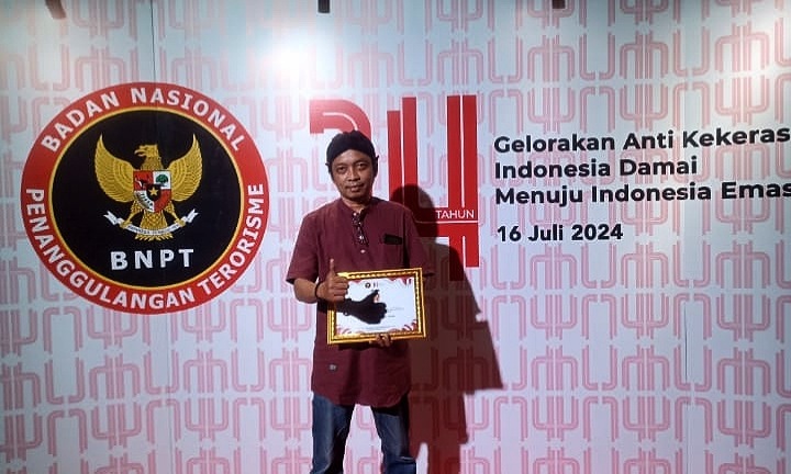 Slamet Heriyanto, SPd, MPd Saat Menerima Penghargaan Dari BNPT RI Lomba Cipta Puisi Tingkat Nasional 
