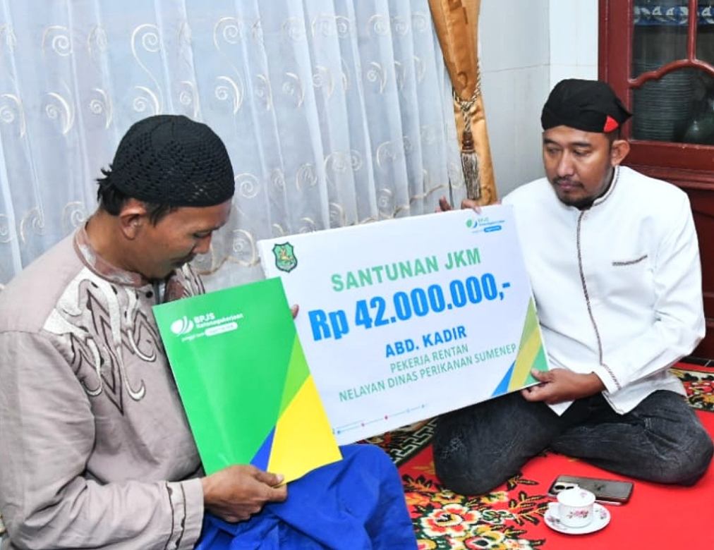 Bupati Dr. H. Achmad Fauzi Wongsojudo, SH, MH Saat Menyalurkan JKM BPJS Kepada Ahli Waris, Jum'at (19/07/2024)