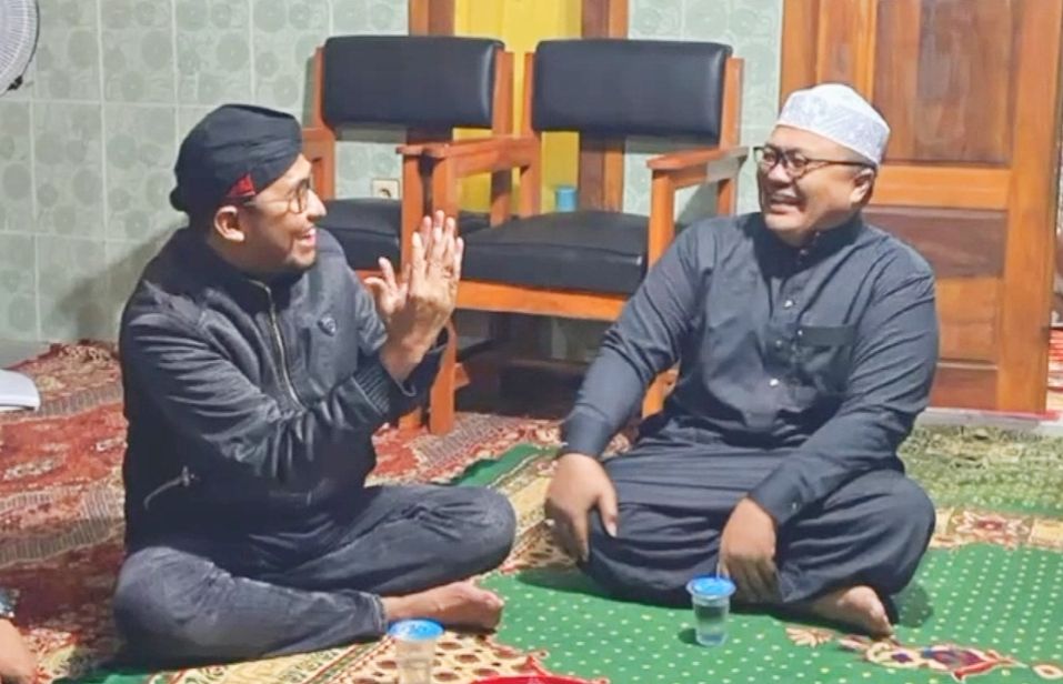 Bupati Sumenep Dr. H. Achmad Fauzi Wongsojudo, SH, MH Saat Silaturahmi Ke Kediaman Ketua DPC Bamusi Sumenep KH, Qusyairi Zeini, S.S di Ponpes Hidayatul Ulum Gadu Barat Kecamatan Ganding, Senin (22/07/2024) malam.