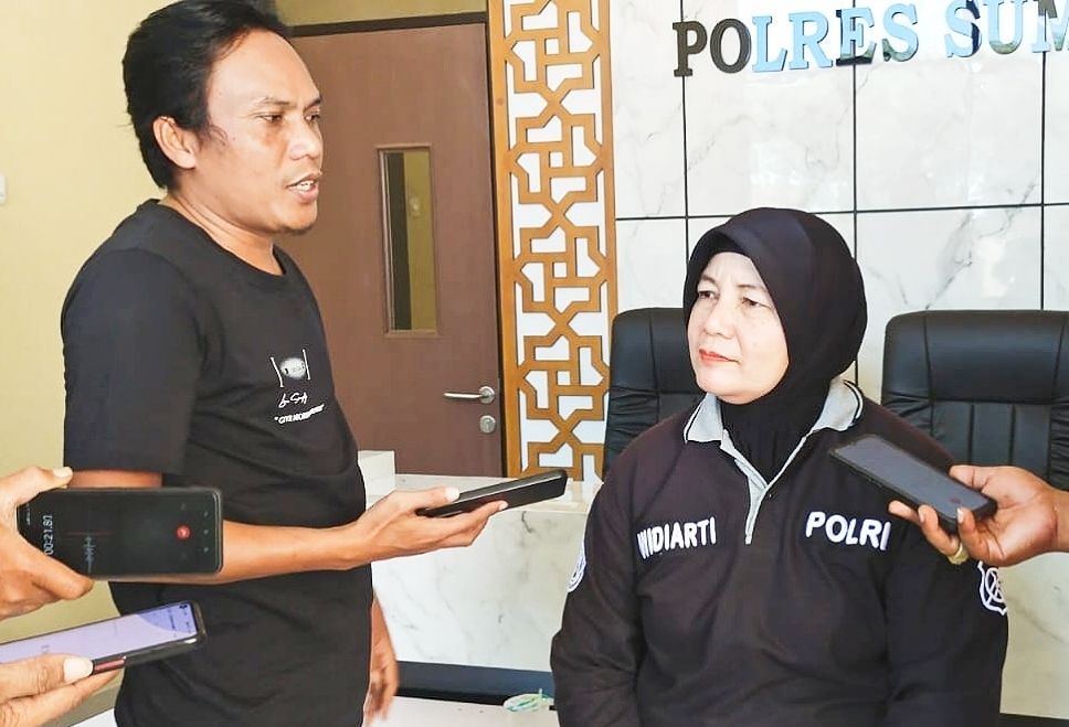 Kasi Humas Polres Sumenep AKP Widiarti SH Saat Diwawancarai Ketua DPC AWDI Sumenep M. Rokip