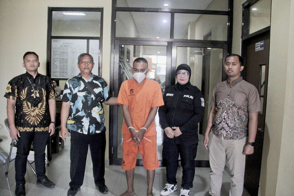 Pelaku HS Warga Desa Campor Barat Kecamatan Ambunten Saat Digelinding Ke Mako Satresnarkoba Polres Sumenep, Kamis (25/07/