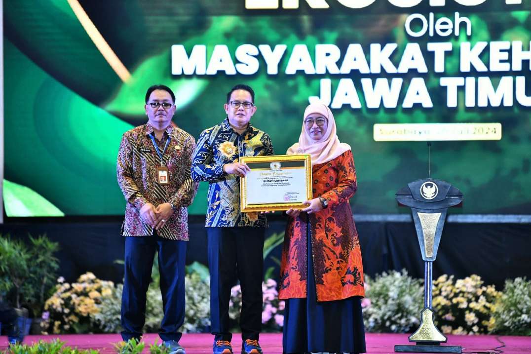 Wabup Hj Dewi Khalifah SH MH MPdi Mewakili Bupati Sumenep Menerima Penghargaan Dari Gubernur Jawa, Jum'at (26/07/2024)
