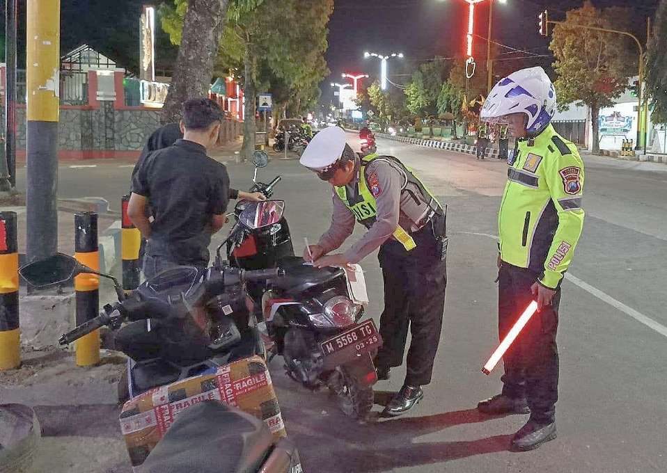 OPS Malam Digelar Satlantas Polres Sumenep, Pengendara Motor  Tidak Pakai Helm Masih Dominasi Pelanggaran