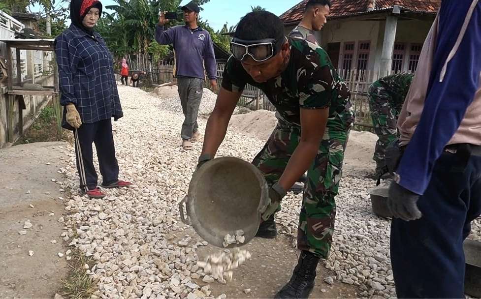 Warga Desa Buddi Pulau Kangean Sambut Gembira Perbaikan Jalan Program TMMD