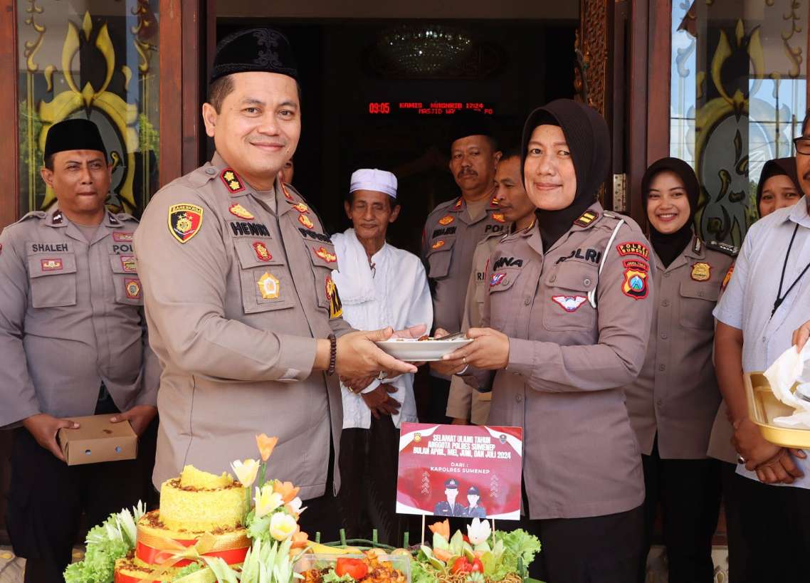 Kapolres Sumenep AKBP Henri Noveri Santoso, SH, SIK, MM Saat Memberikan Tumpeng Rayakan Ulang Tahun IPTU Dina Fitra, S.SAB, M.Hum