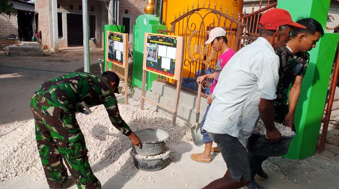 Panas Terik Matahari Tak Halangi Satgas TMMD 121 Kodim 0827/Sumenep Bersama Masyarakat Ambil Koral