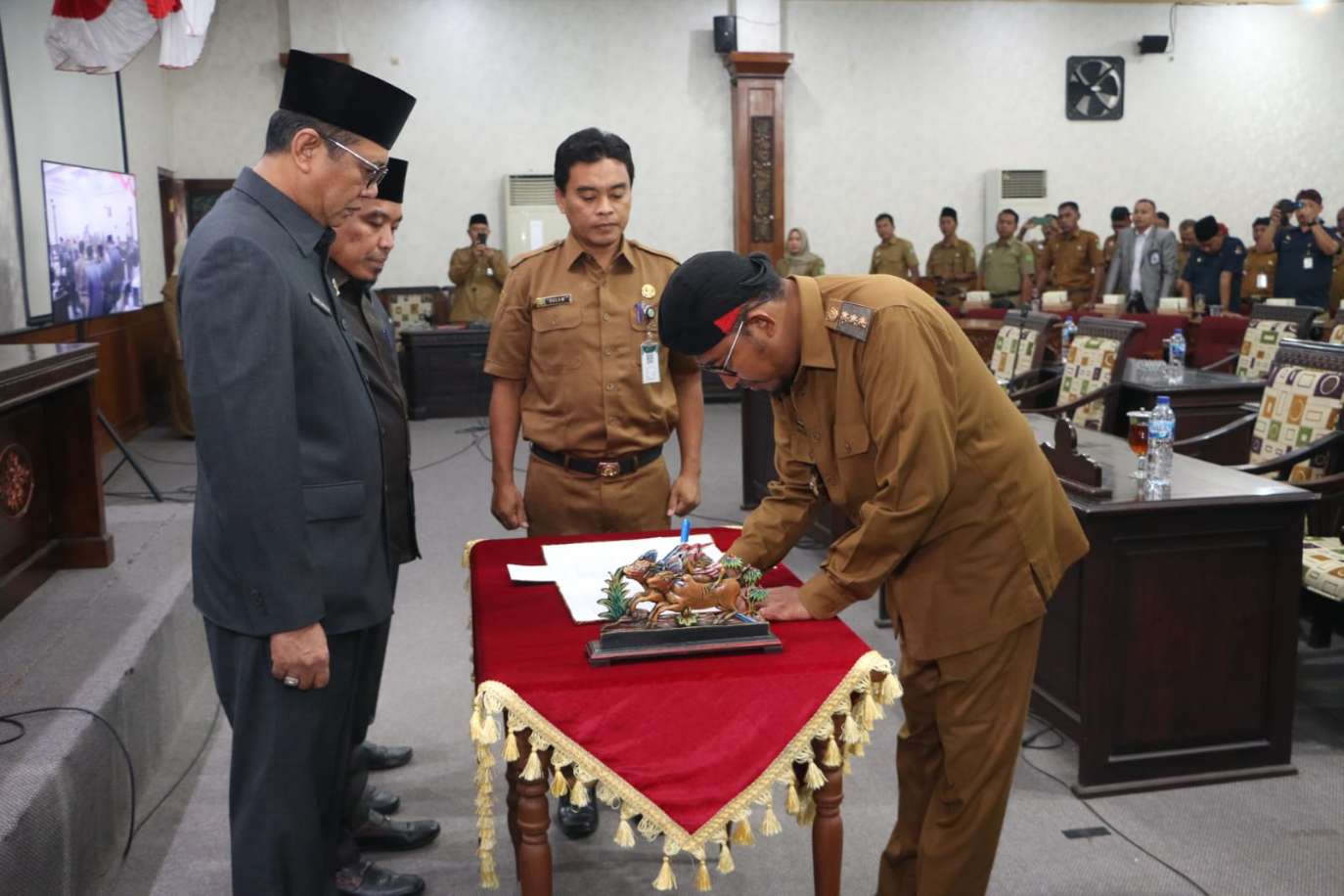 Bupati Sumenep Dr. H.. Achmad Fauzi Wongsojudo, SH, MH Saat Menandatangani Keputusan Bersama 