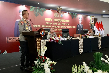 Kapolda Jatim Irjen Pol Drs Imam Sugianto MSi Saat Memberikan Sambutan Di Acara Anev Sitkamtibmas, Selasa (06/08/2024)